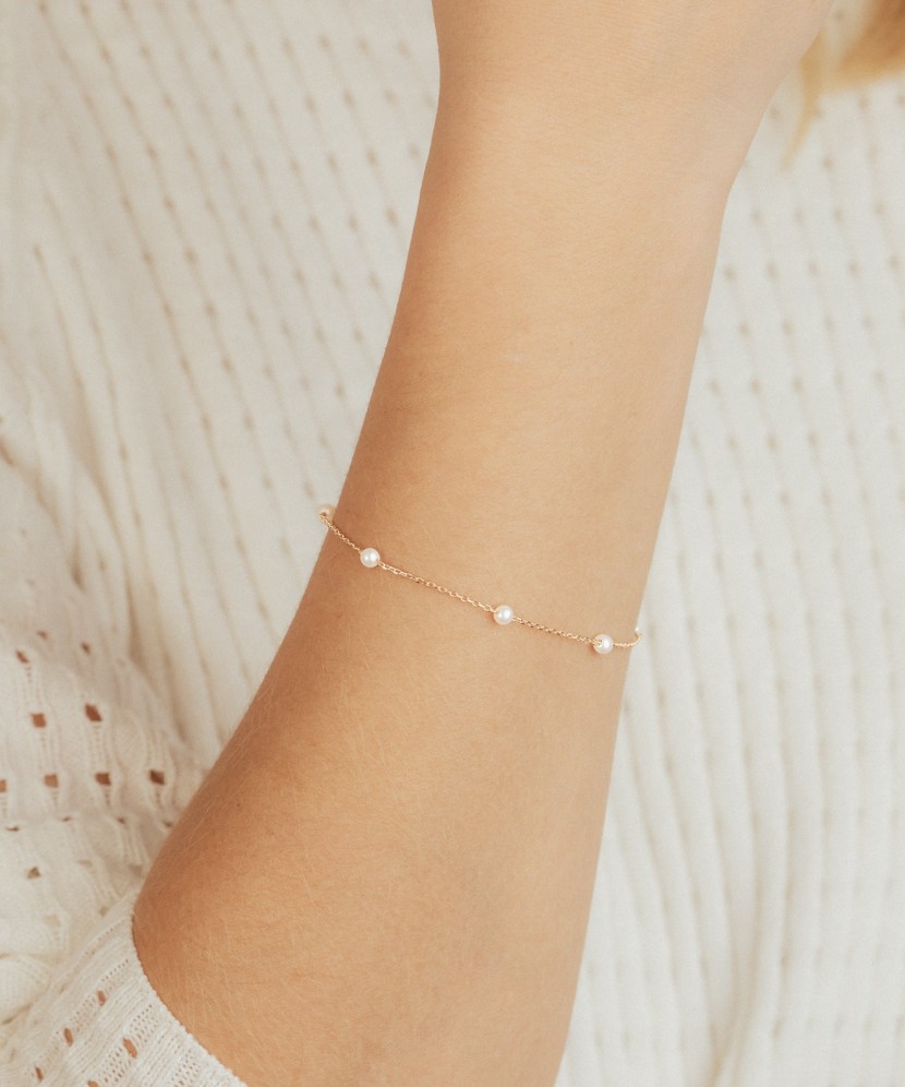 Auksinė apyrankė su perlais