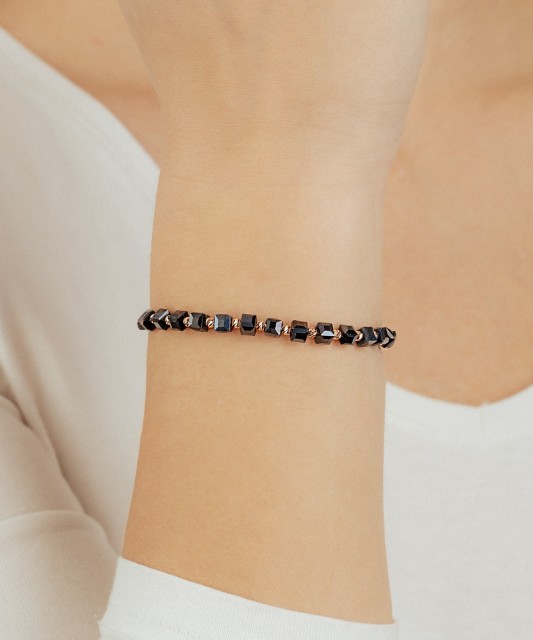 Juodo Siūlo Apyrankė Su Auksu Ir Hematitais