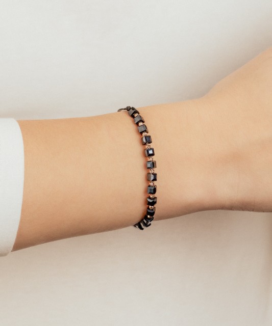 Juodo Siūlo Apyrankė Su Auksu Ir Hematitais