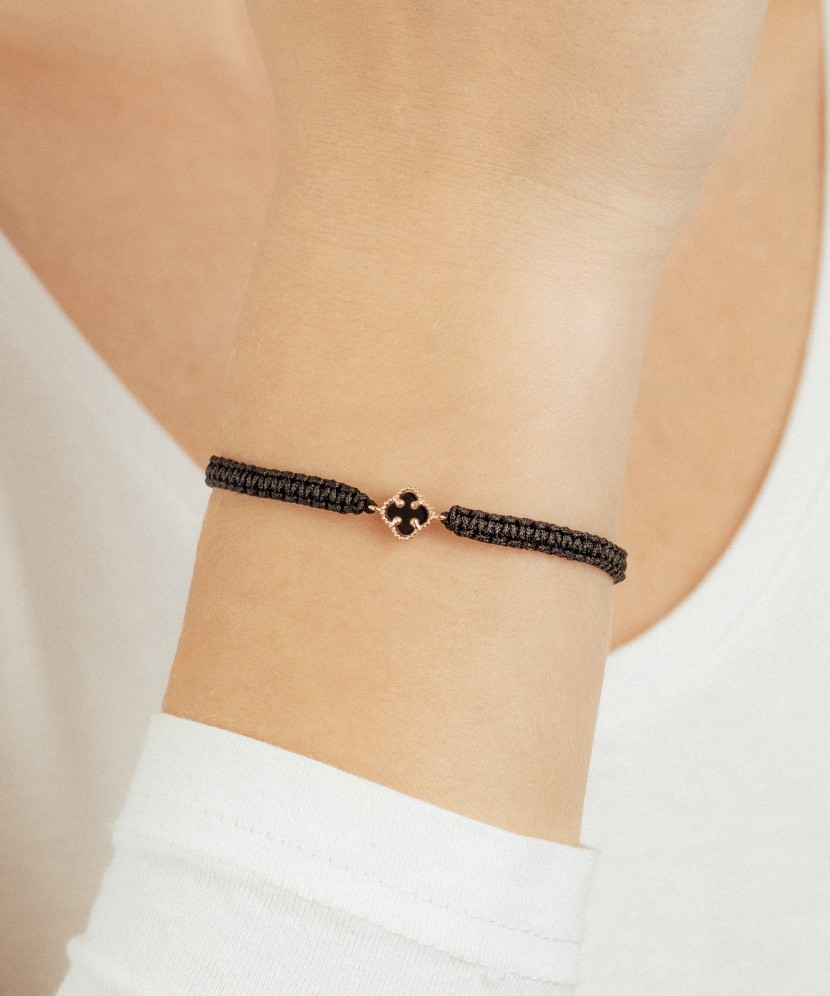 Juodo siūlo apyrankė su auksu ir oniksu