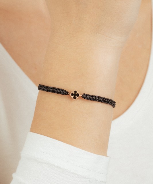 Juodo siūlo apyrankė su auksu ir oniksu