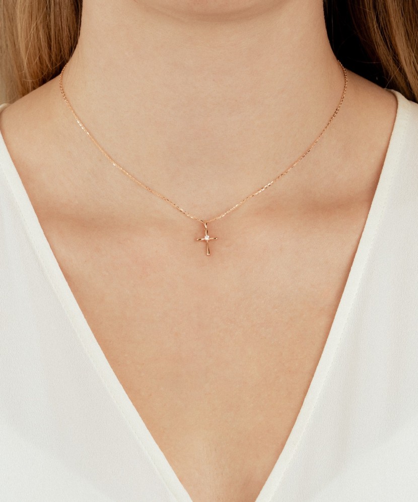 Auksinis pakabukas su deimantais "Kryželis"