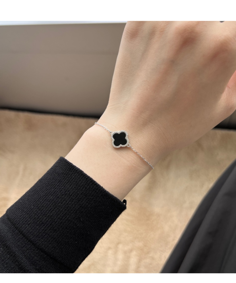 Sidabrinė apyrankė su oniksu ir cirkoniais