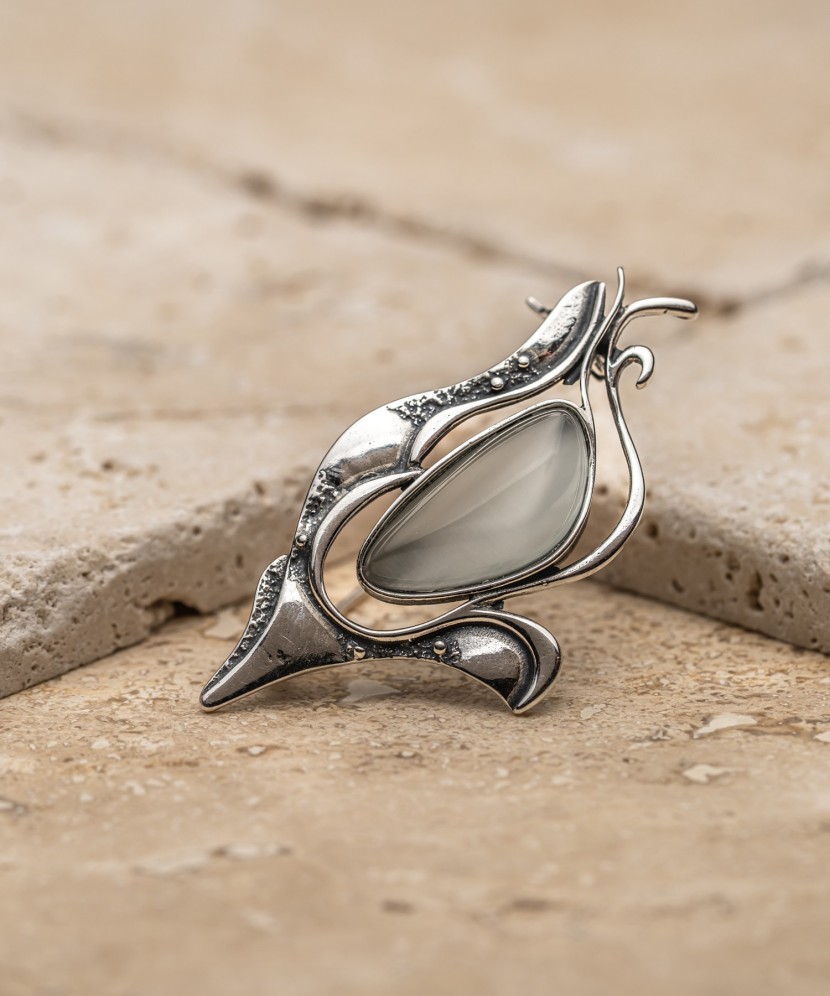 Sidabrinė sagė su katės akies akmeniu