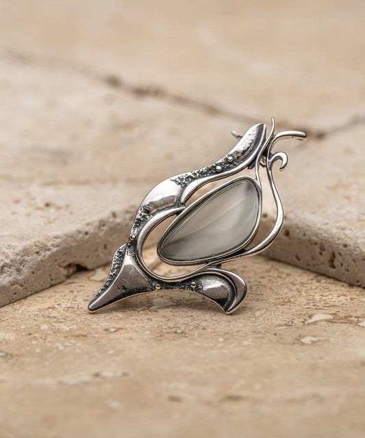 Sidabrinė sagė su katės akies akmeniu