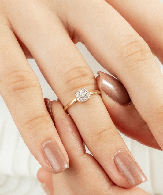 Auksinis žiedas su deimantais