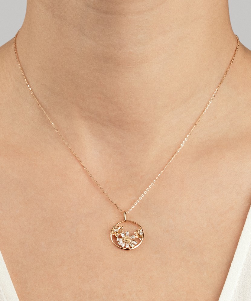 Geltono aukso pakabukas su deimantais