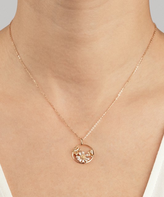 Geltono aukso pakabukas su deimantais