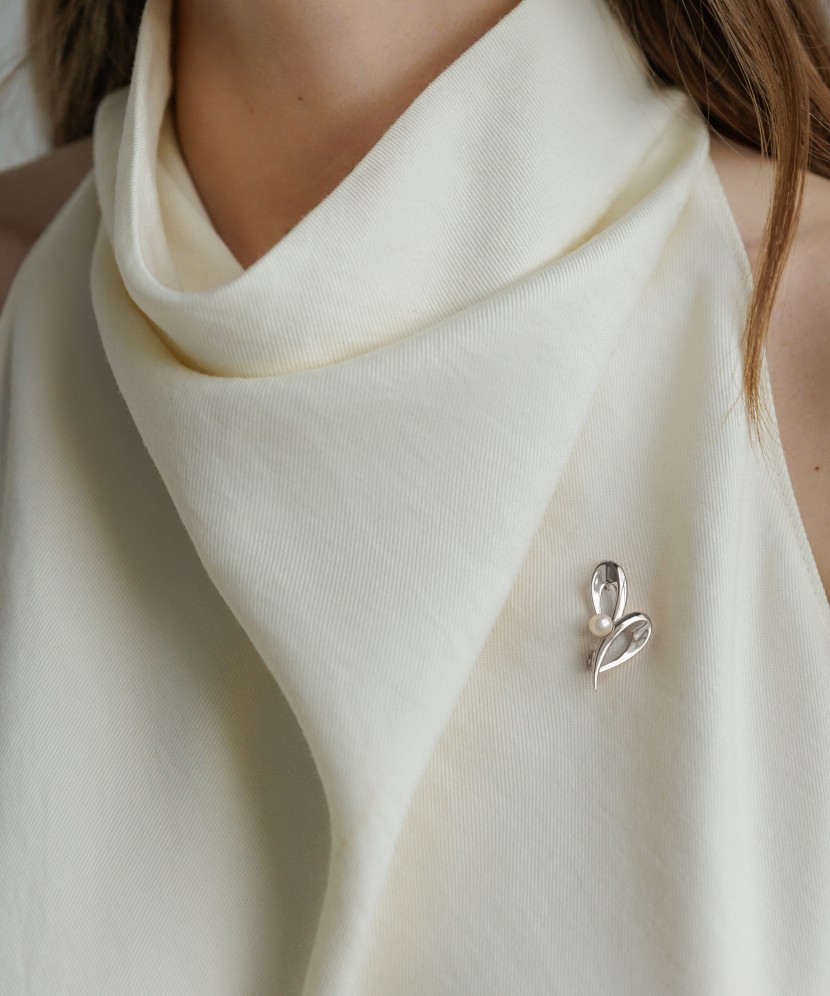 Sidabrinė sagė su perlu