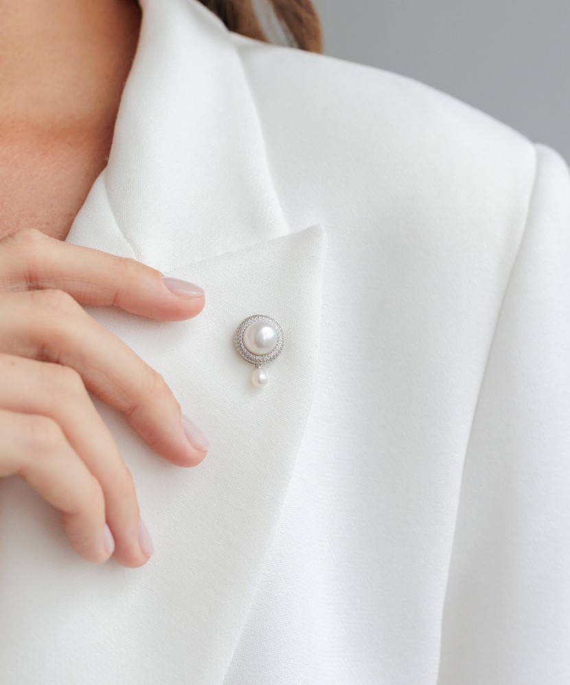 Sidabrinė sagė su perlais ir cirkoniais