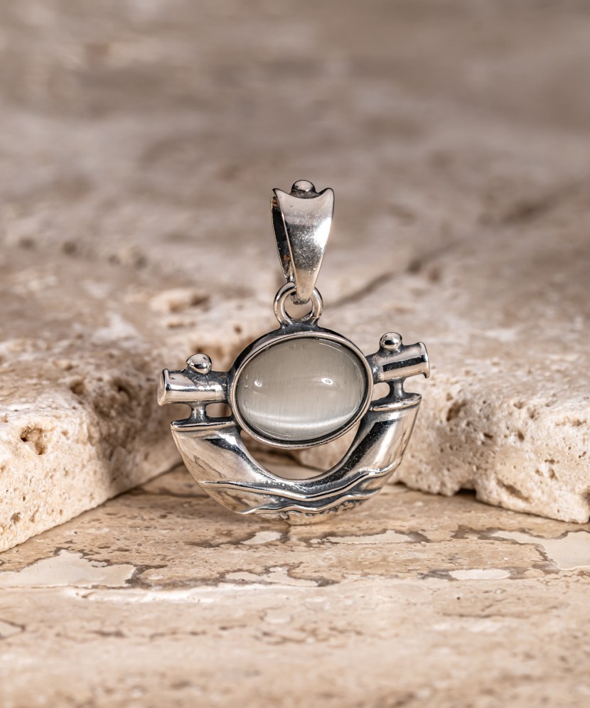Sidabrinis pakabukas su katės akies akmeniu