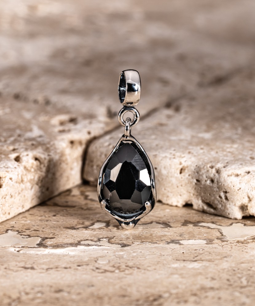 Sidabrinis pakabukas su kristalu