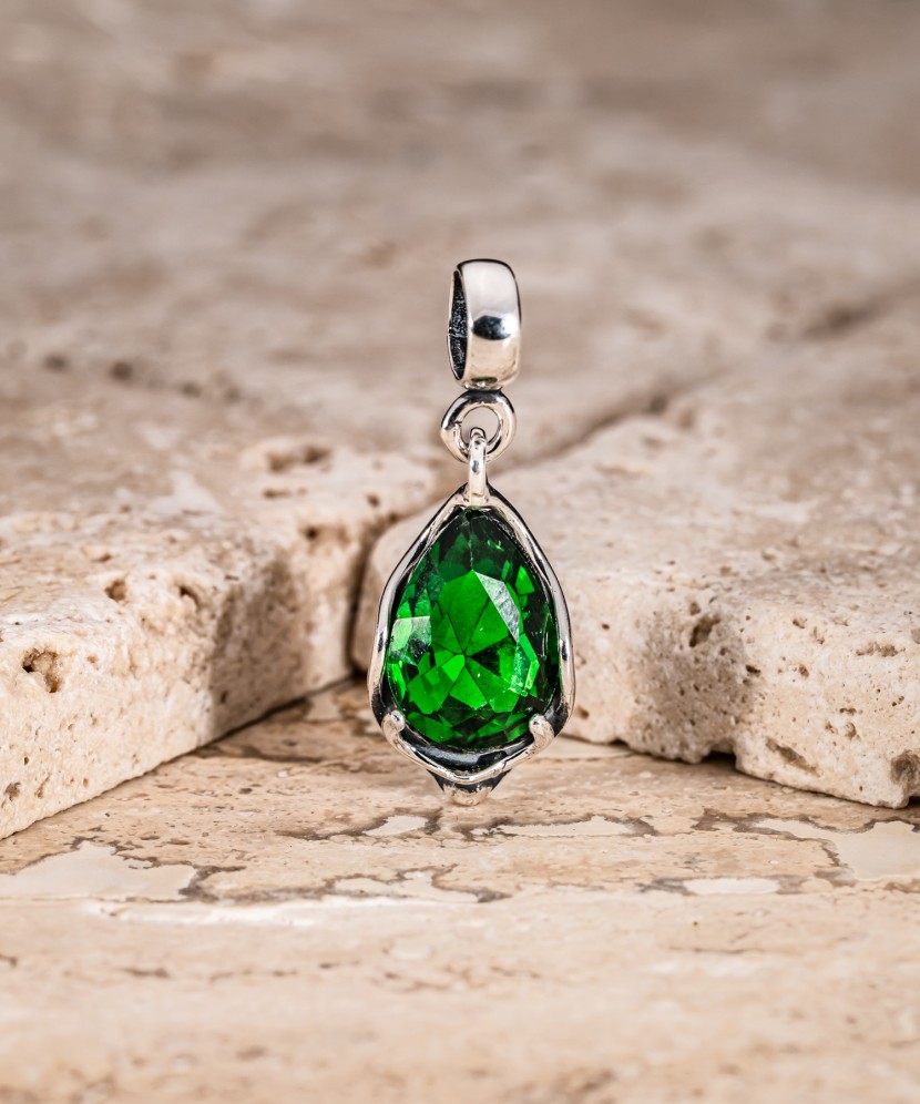 Sidabrinis pakabukas su kristalu