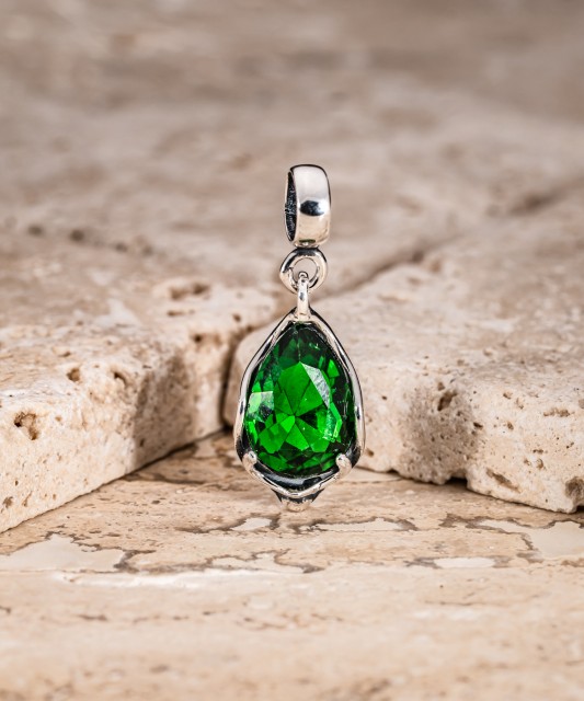 Sidabrinis pakabukas su kristalu