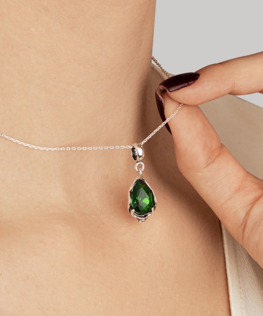 Sidabrinis pakabukas su kristalu