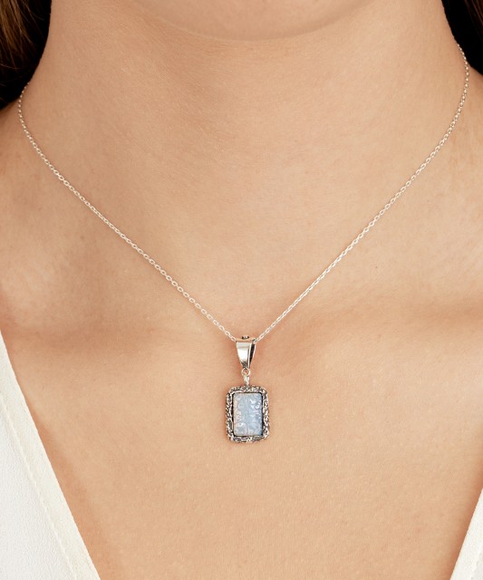 Sidabrinis pakabukas su mėnulio akmeniu