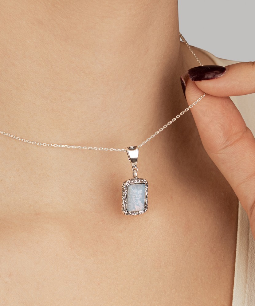 Sidabrinis pakabukas su mėnulio akmeniu