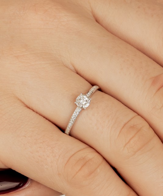 Balto aukso žiedas su deimantais