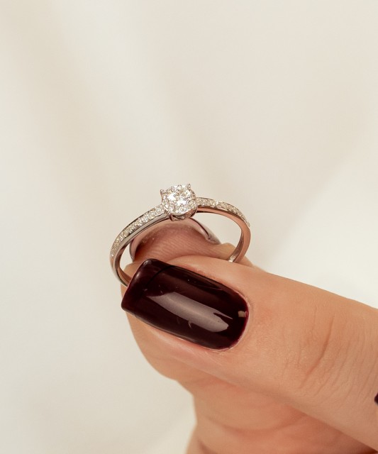 Balto aukso žiedas su deimantais