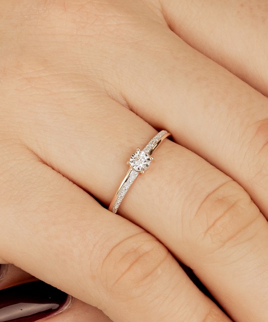 Auksinis žiedas su deimantu