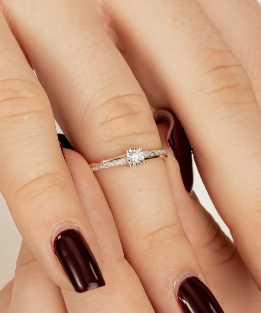 Auksinis žiedas su deimantu