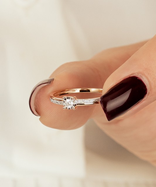 Auksinis žiedas su deimantu