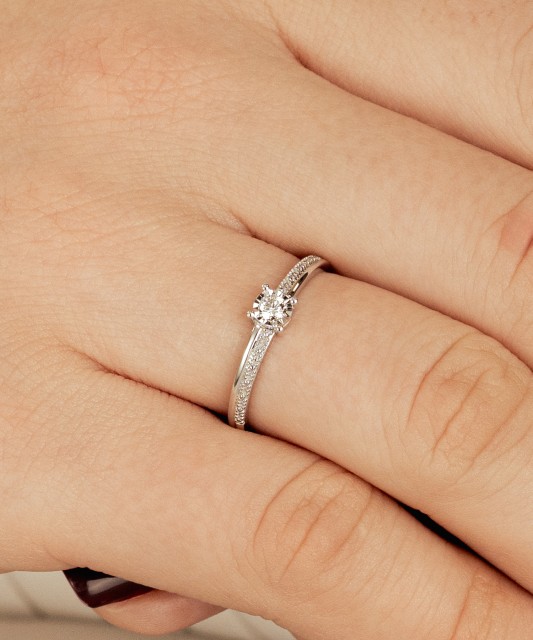 Balto aukso žiedas su deimantu