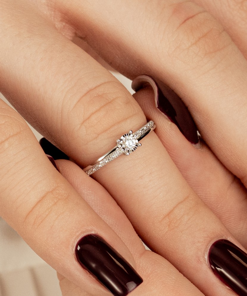 Balto aukso žiedas su deimantu