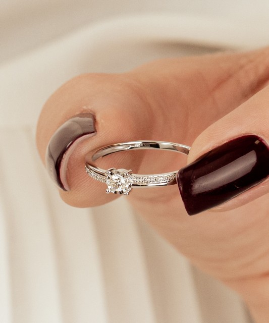 Balto aukso žiedas su deimantu