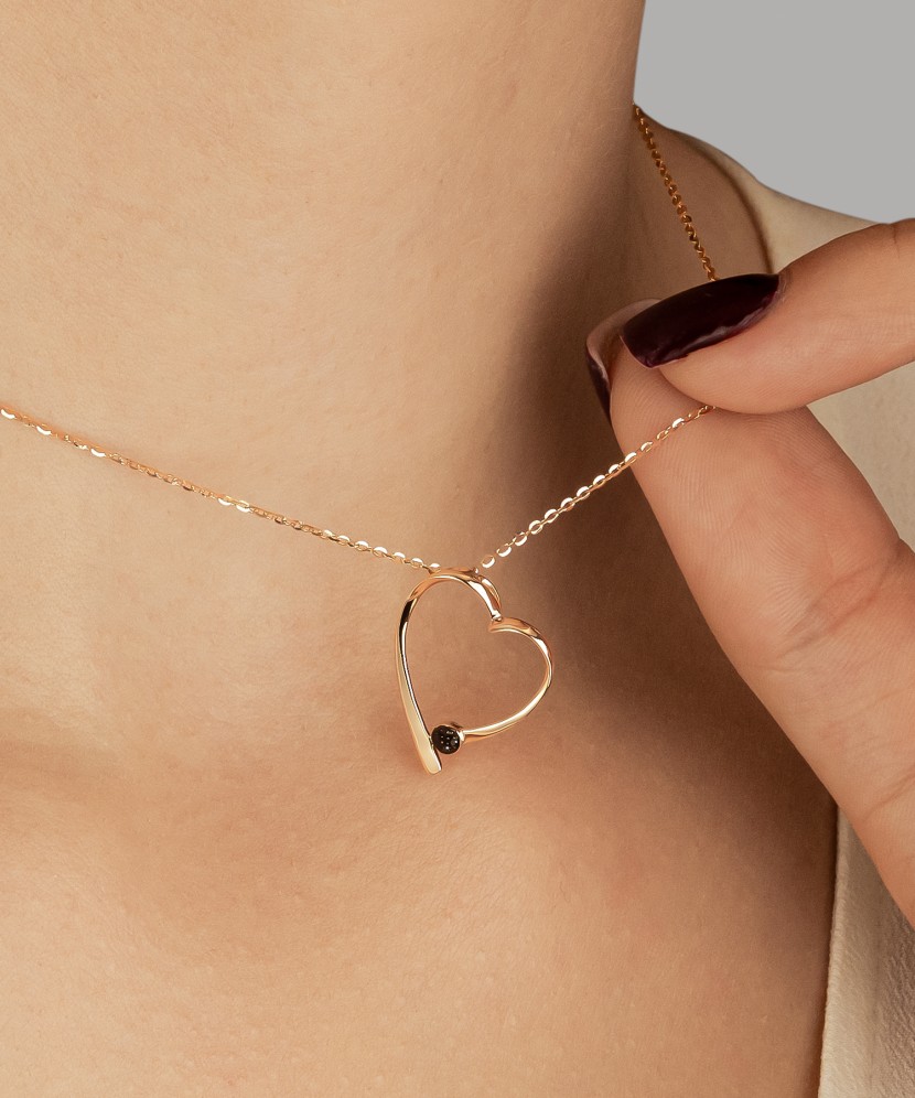 Auksinis pakabukas su juodaisiais deimantais "Širdelė"