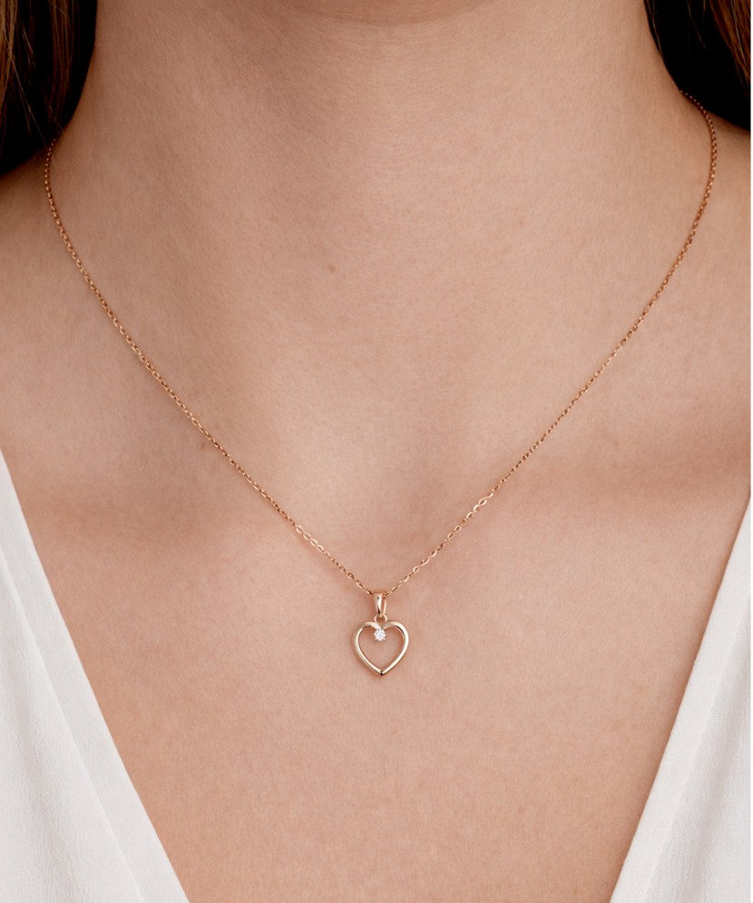 Auksinis pakabukas su deimantu