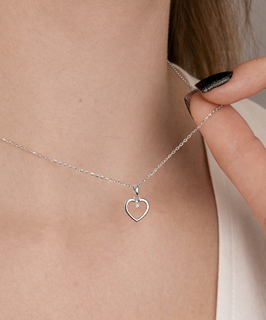 Balto aukso pakabukas su deimantu