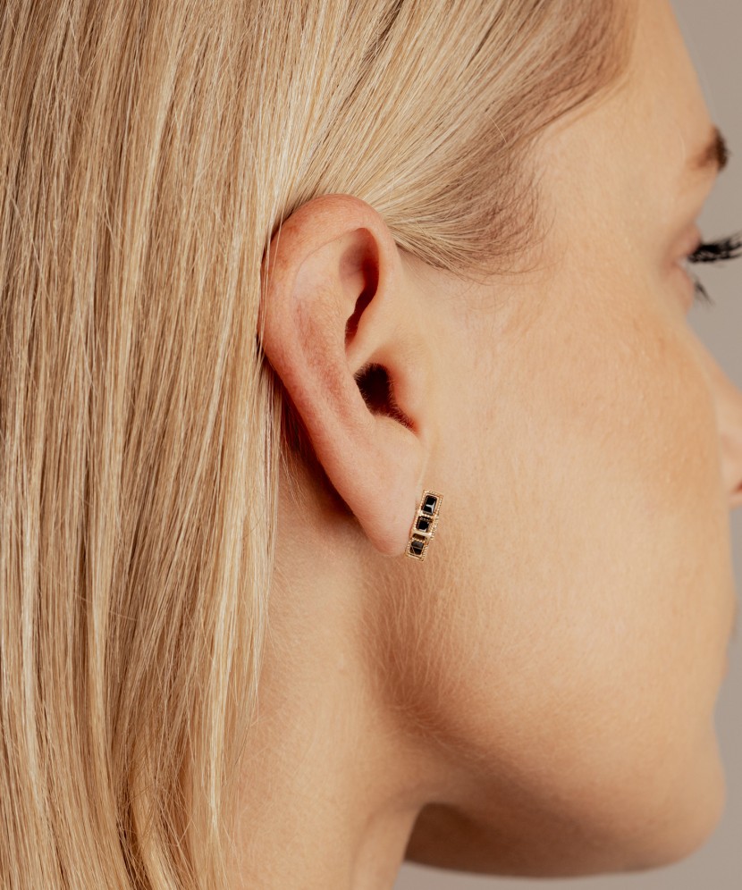 Auksiniai auskarai su oniksais ir cirkoniais