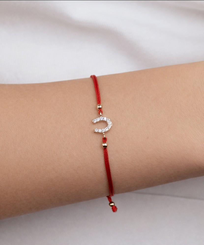 Raudono Siūlo Apyrankė Su Auksiniu Pakabuku "Pasaga"