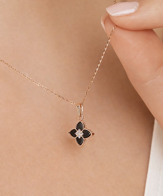 Auksinis pakabukas su oniksu ir cirkoniais