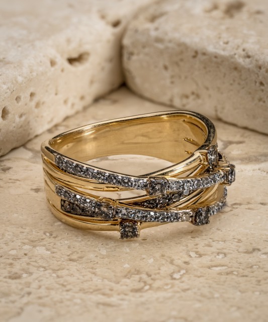 Geltono aukso žiedas su konjakiniais ir baltaisiais deimantais 0,80ct