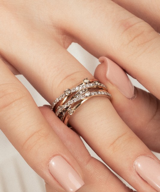 Geltono aukso žiedas su konjakiniais ir baltaisiais deimantais 0,80ct