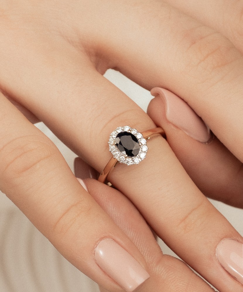 Geltono aukso žiedas su safyrais ir deimantais