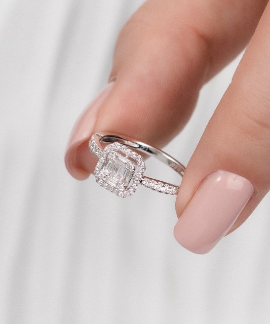 Balto aukso žiedas su deimantais