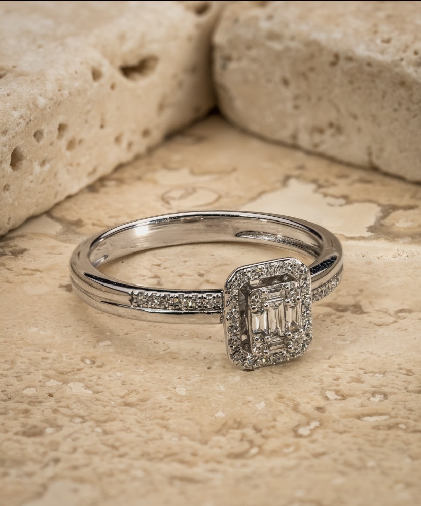 Balto aukso žiedas su deimantais