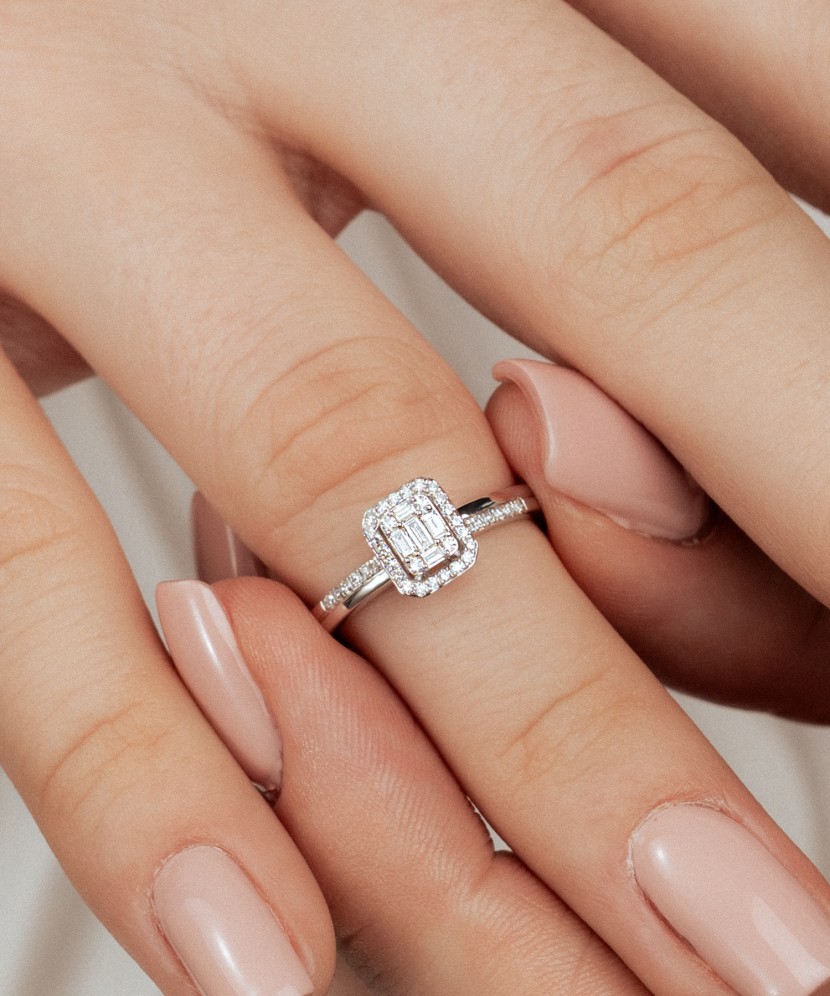 Balto aukso žiedas su deimantais