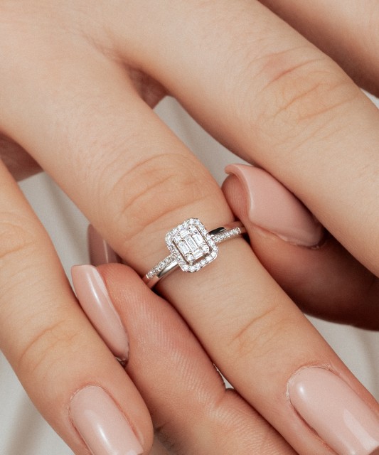 Balto aukso žiedas su deimantais