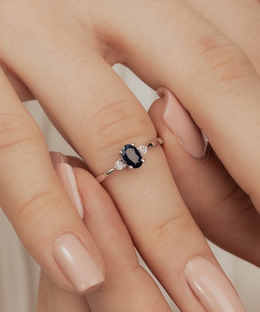 Balto aukso žiedas su safyru ir deimantais