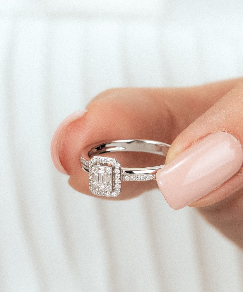 Balto aukso žiedas su deimantais