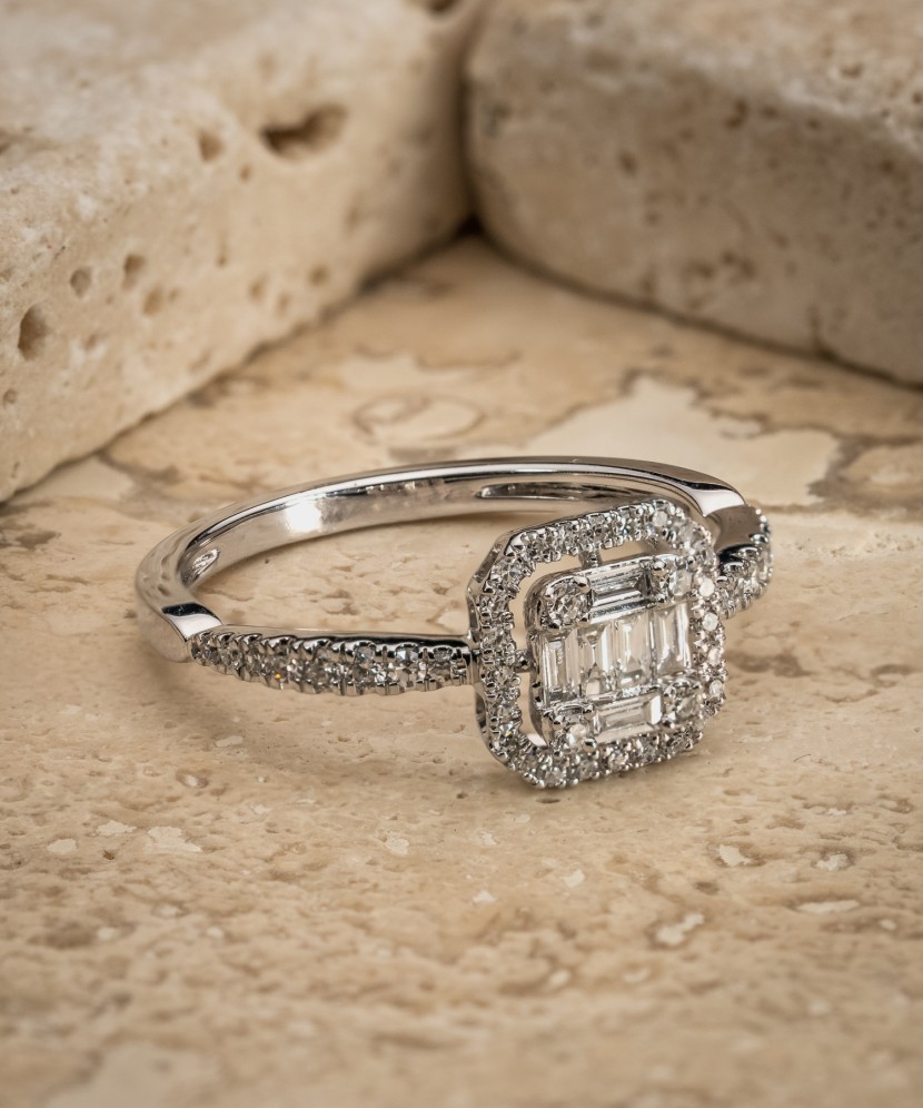 Balto aukso žiedas su deimantais