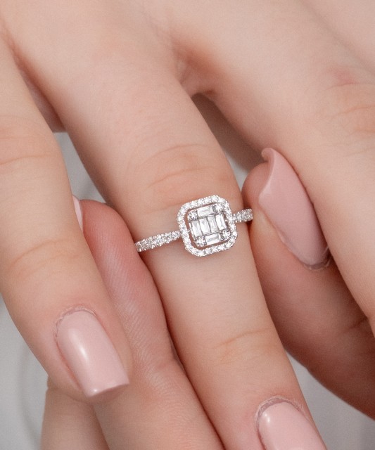 Balto aukso žiedas su deimantais