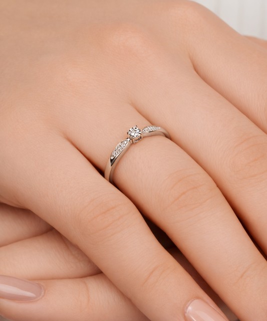 Balto aukso žiedas su deimantais 0,08ct