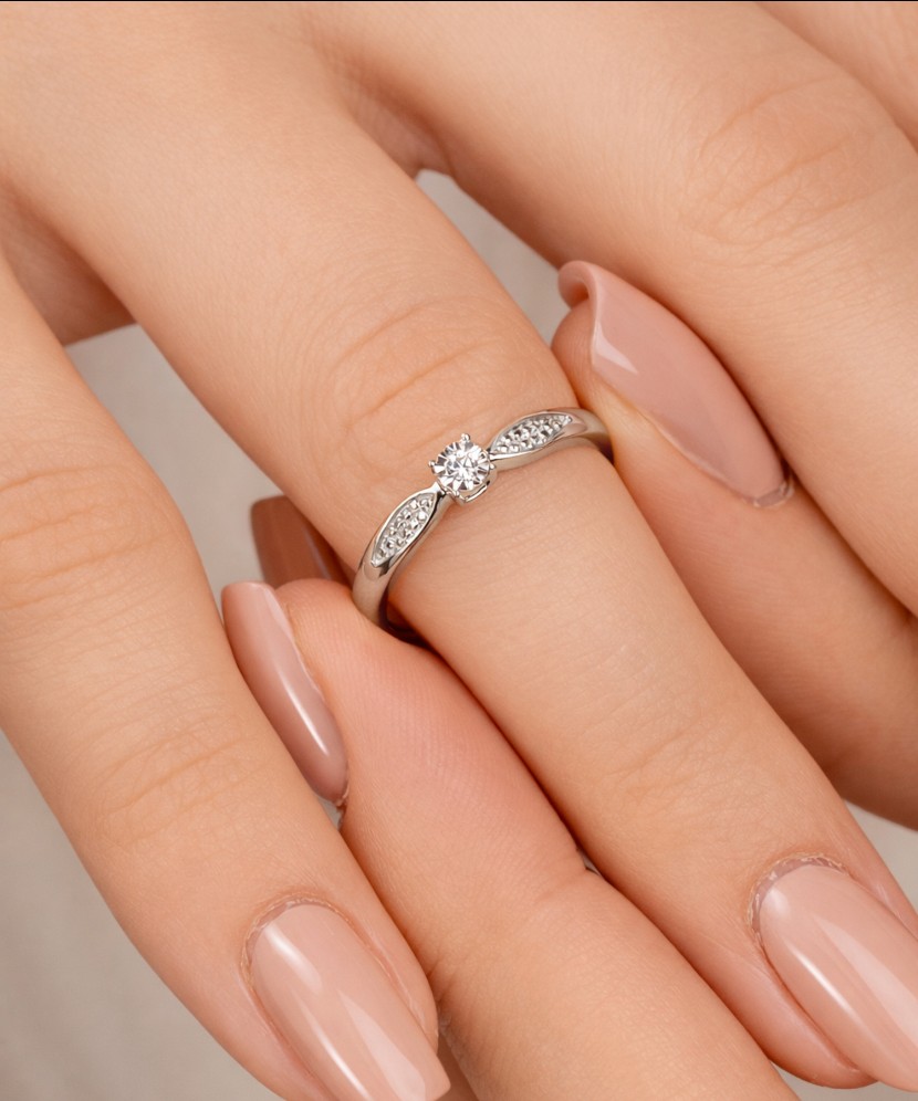 Balto aukso žiedas su deimantais 0,08ct