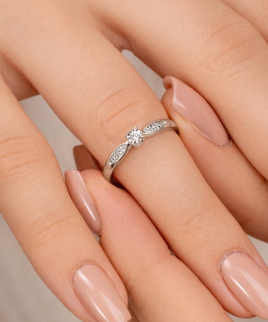 Balto aukso žiedas su deimantais 0,08ct