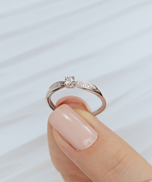 Balto aukso žiedas su deimantais 0,04ct